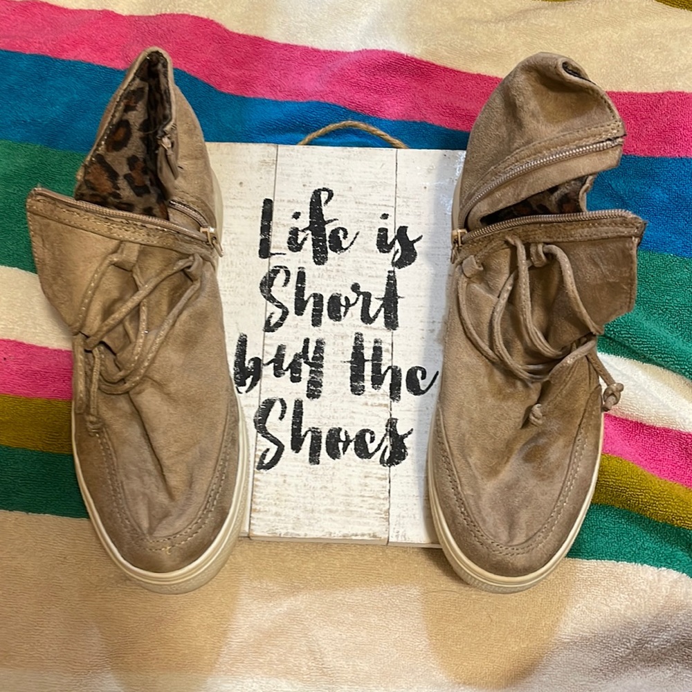 Wedge tennis shoes